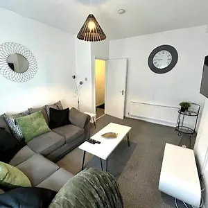 Spacious Two Bedroom Flat In Apartment Barry