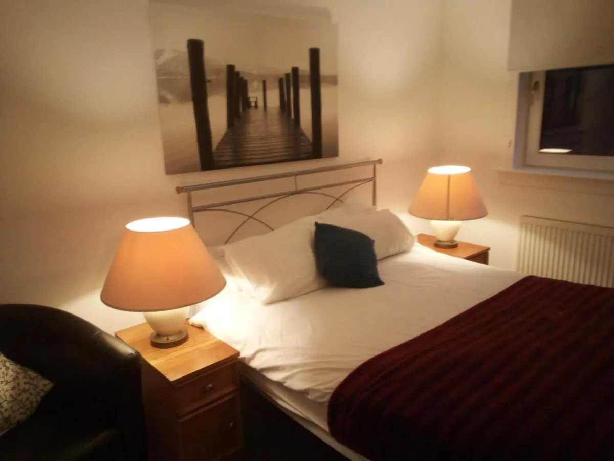 City Centre Rooms - Castle Barns Edinburgh Apartment